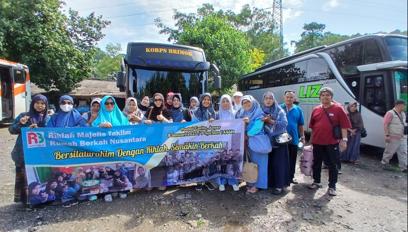 Jamaah MT Rumah Berkah berfoto bersama.