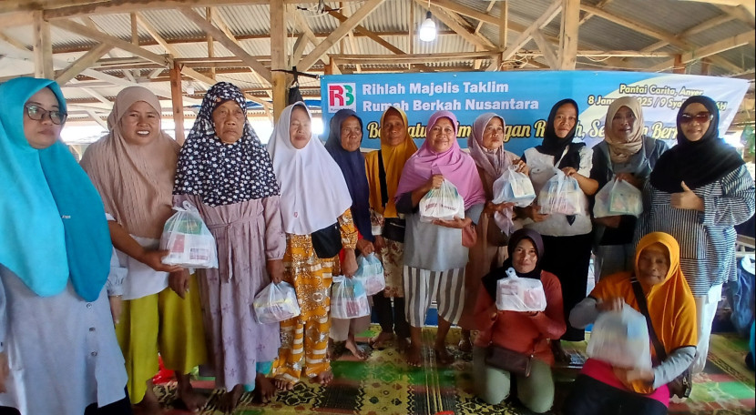 Berbagi sembako dengan pedagang di Pantai Carita, Anyer, Banten. 