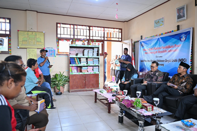 Wakil Menteri Pendidikan Dasar dan Menengah (Wamendikdasmen), Fajar Rizal Ul Haq, berdialog dengan para guru dan siswa di Sekolah Dasar Negeri (SDN) 24 Kota Sorong, Papua. Foto : dok kampusiana