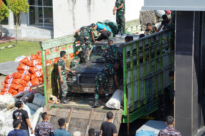 Sub Satgas Penyelundupan TNI menggagalkan penyelundupan 46 ton bawang bombai ilegal di Pelabuhan Dwikora. Sumber: Seputar Militer