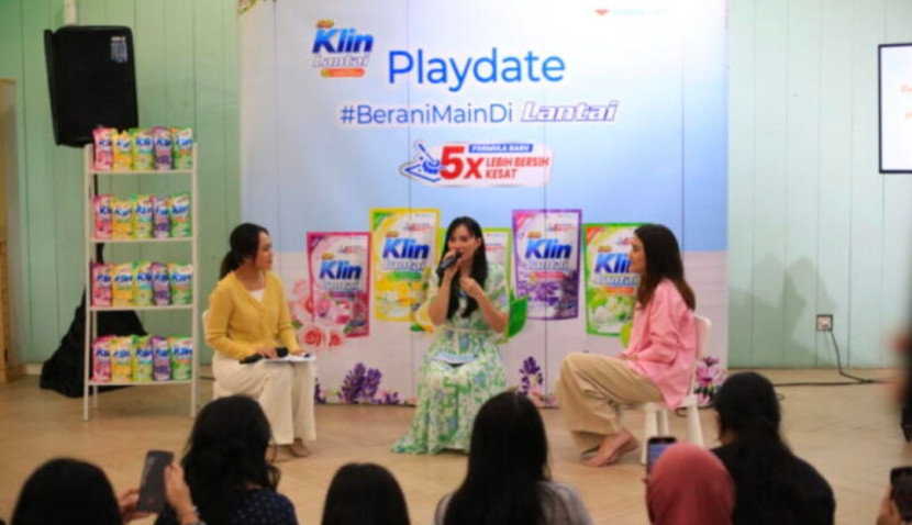 SoKlin Lantai Playdate #BeraniMainDiLantai, sebuah program berkelanjutan yang telah dimulai sejak tahun 2023 untuk mendampingi para orang tua dalam menstimulasi perkembangan anak. (Foto: Dok RUZKA INDONESIA)