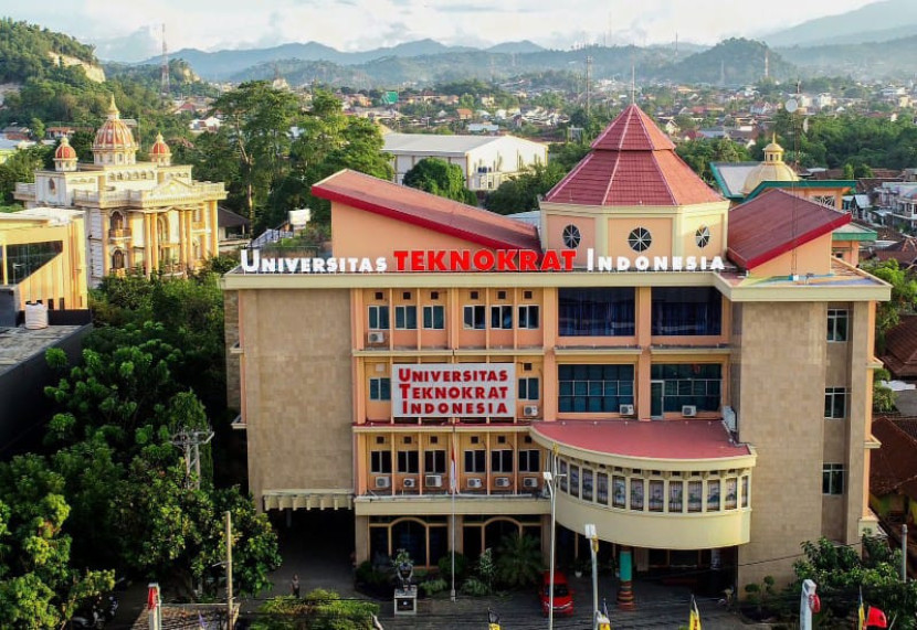 Peringkat pertama Universitas Terbaik di Bandar Lampung Versi UniRank 2024 ditempati UTI. Foto : uti