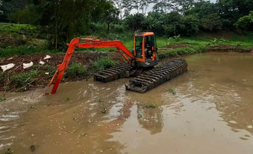 Dinas PUPR Kota Depok membuat kolam di lahan milik Divisi Infantri I Kostrad, Cilodong. (Foto: Dok RUZKA INDONESIA)