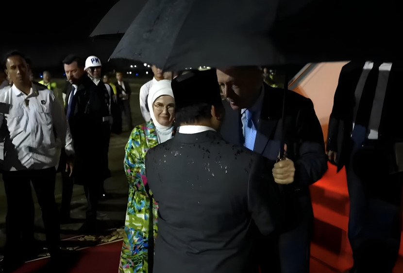 Presiden Prabowo Subianto menyalami Presiden Turki Recep Tayyip Erdogan di Base Ops Lanud Halim Perdanakusuma, Jakarta Timur, Selasa (11/2/2025) malam WIB. Sumber: Seputar Militer