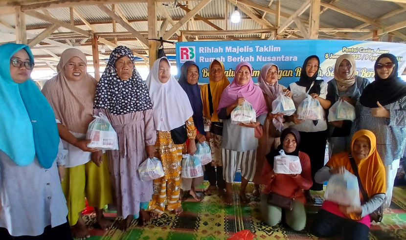 Jamaah Rumah Berkah berbagi sembako dengan pedagang di Pantai Carita, Anyer.