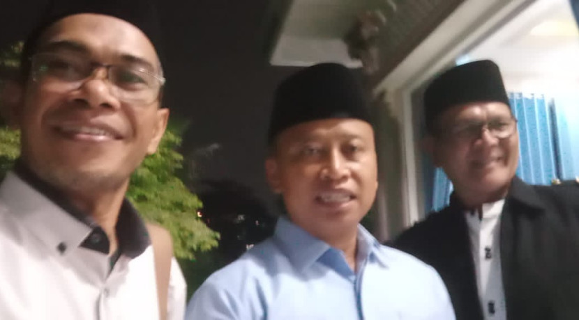 Supian Suri (tengah) dianugerahi tokoh inspiratif oleh PWI Kota Depok pada acara HPN 2025.