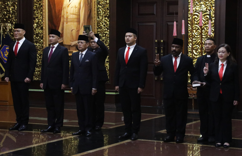 Dr Letkol Tituler Lenis Kagoya, S.Th., M.Hum (kedua dari kanan) dilantik menjadi . Sumber Staf Khusus Menhan Bidang Kedaulatan NKRI: Seputar Militer