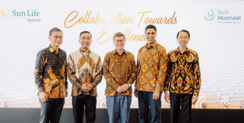 Pimpinan Bank Muamalat dan Sun Life Indonesia usai penandatanganan kemitraan strategis bancassurance hingga tahun 2036. (Foto: Dok Ruzka Indonesia/BMI)