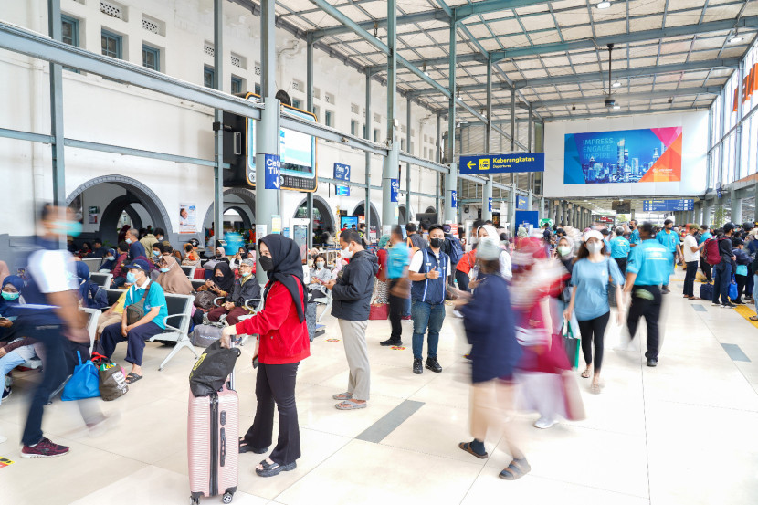 Ilustrasi. Stasiun Pasar Senen, Jakarta Pusat, pada musim Angkutan Lebaran tahun lalu. (Foto: Dok. Humas PT KAI)