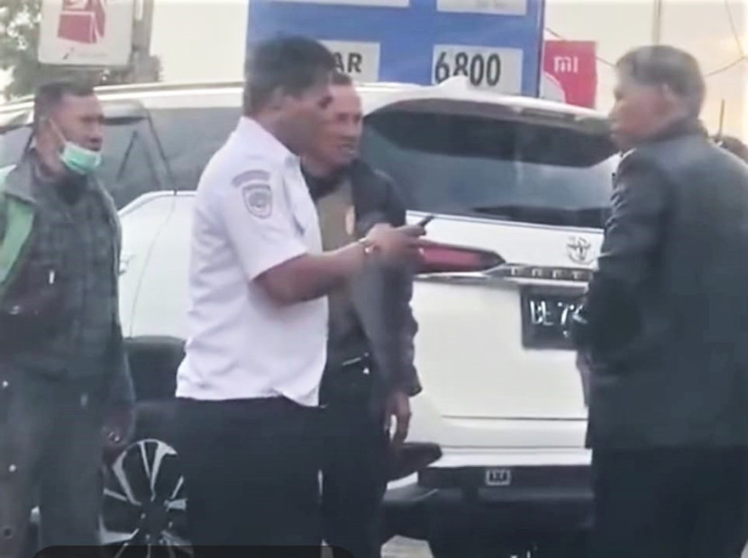 Pengemudi mobil Pajero ribut dengan kondektur mobil Damri. (Foto: SS Medsos)