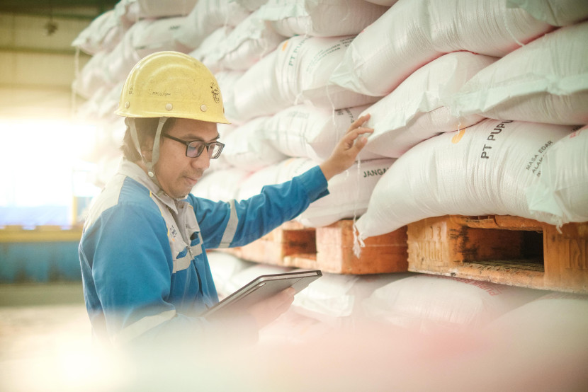 Karyawan memeriksa stok pupuk di gudang PT Pusri, (FOTO: Humas Pusri)