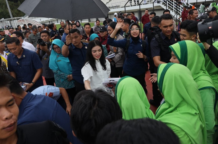 Selvi Ananda Gibran Rakabuming, istri wapres Gibran ikut membagikan buku tulis di Samarinda. (Humas)