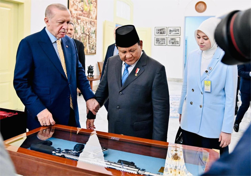 Presiden RI Prabowo Subianto dan Presiden Turki Recep Tayyib Erdogan bertukar cendera mata di Istana Bogor, Rabu (12/2/2025). Sumber: BPMI Setpres/Laily Rachev