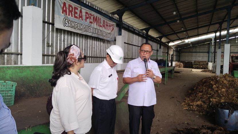 Helldy Agustian meninjau TPSA Bagendung untuk melakukan evaluasi pengelolaan sampah, Rabu (12/2/2025). Sumber: Rizka Nana Putri