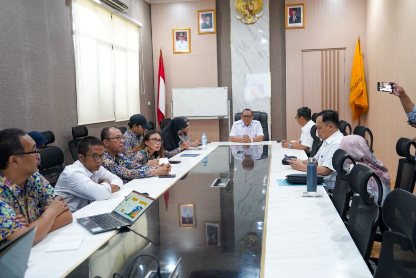 Konfrensi pers bantuan pembangunan pabrik pengolahan sampah di TPSA Bagendung di Ruang Rapat Wali Kota Cilegon, Rabu 12 Februari 2025. Foto: Diskominfo Kota Cilegon 