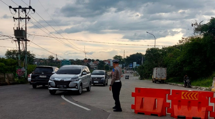 Aparat polisi lalulintas yang kerap mengatur lalulintas di Exit Tol Desari yang dipimpin Ipda Yoyok S yang dibantu Aiptu Sri Wahyudi, Aiptu Sugianto, Aiptu Anjar W dan Aipda Baharudin. (Foto: 