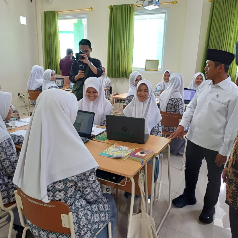 Wamendikdasmen Fajar Riza Ul Haq saat mengunjungi almamaternya, Pondok Pesantren Darussalam Ciamis , Jawa Barat, Kamis (13/02/2025). Foto : dok kampusiana