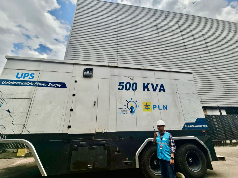 Pasokan listrik berlapis dengan menghadirkan 4 unit UPS total daya 760 kVA dan 3 Unit Gardu Bergerak total daya 3.000 kVA untuk keandalan listrik Indonesia International Motor Show 2025 di JIExpo Kemayoran, Jakarta. (Foto: PLN) 