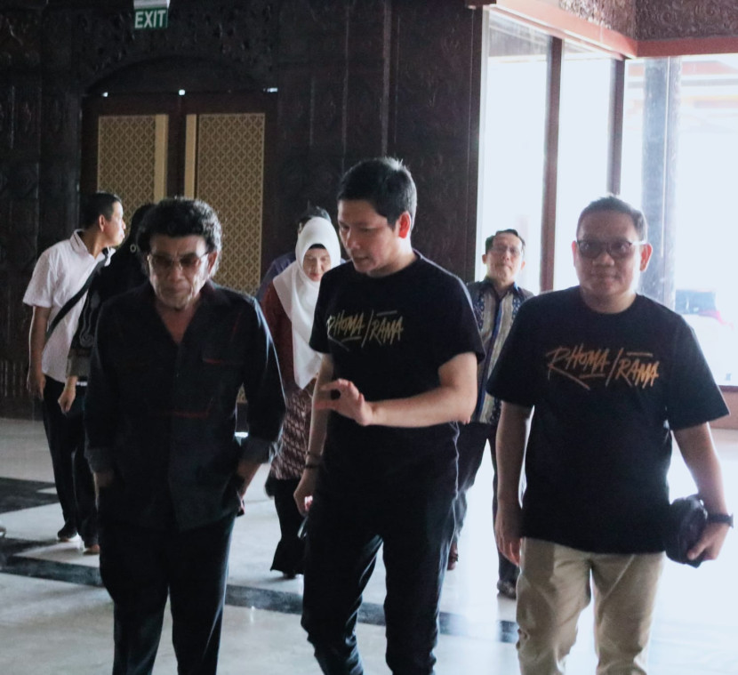 Saefudin sebagai Ketua FORSA mendampingi Rhoma Irama. (FOTO: Dok Saefudin)