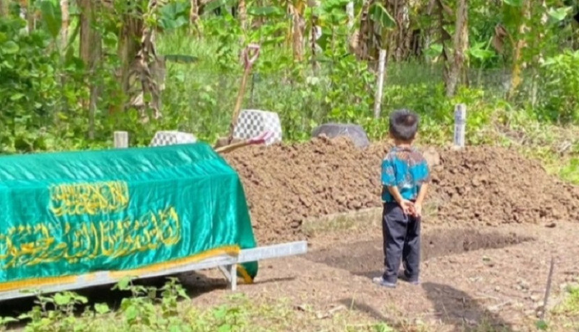 SA, berdiri di dekat keranda ibunya. (dok. Sukwan Ansyar)