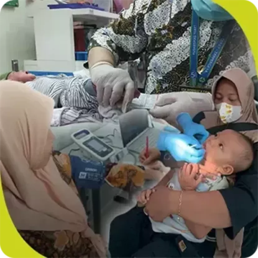 Pemeriksaan kesehatan Ibu dan Anak oleh Tenaga Kesehatan