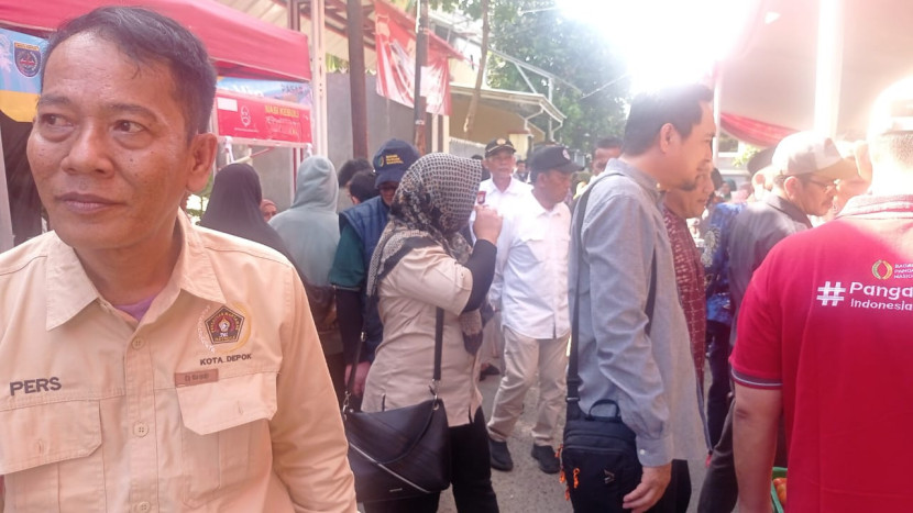 Ketua PWI Kota Depok Rusdy Nurdiansyah meninjau pelaksanaan Pasar Pangan Murah pada acara HUT ke-79 PWI. 