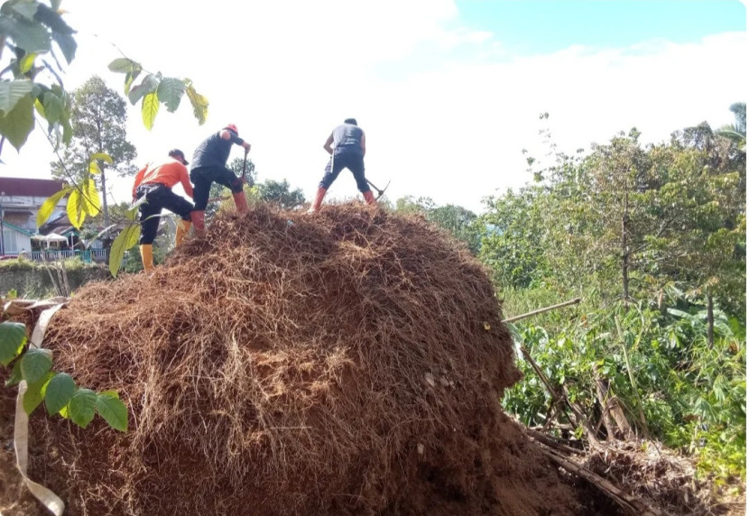 Penanganan longsor oleh petugas BPBD di Kelurahan Sriwedari, Kecamatan Gunungpuyuh, Kota Sukabumi.