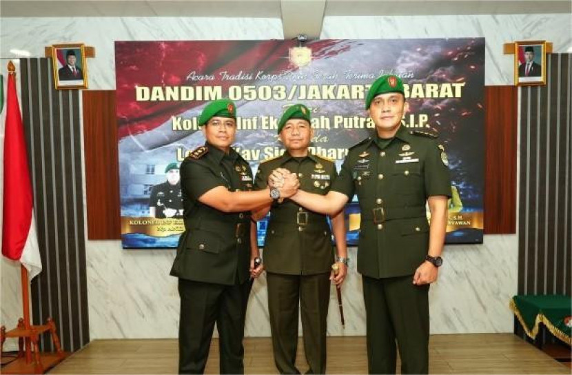 Sertijab Dandim 0503/Jakarta Barat dari Kolonel Inf Eko Syah Putra Siregar kepada Letkol Kav Sigit Dharma Wiryawan. Sumber: Seputar Militer