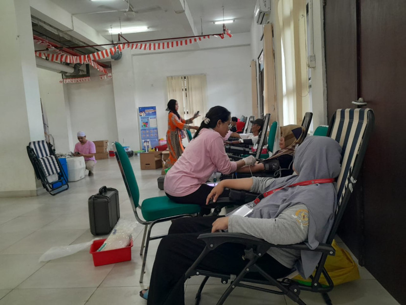 Kegiatan donor darah digelar di Unit Pengelola Rumah Susun III Rusunawa Rorotan di Jakarta Utara, Jakarta, Sabtu (15/2/2025). Foto : dok kampusiana