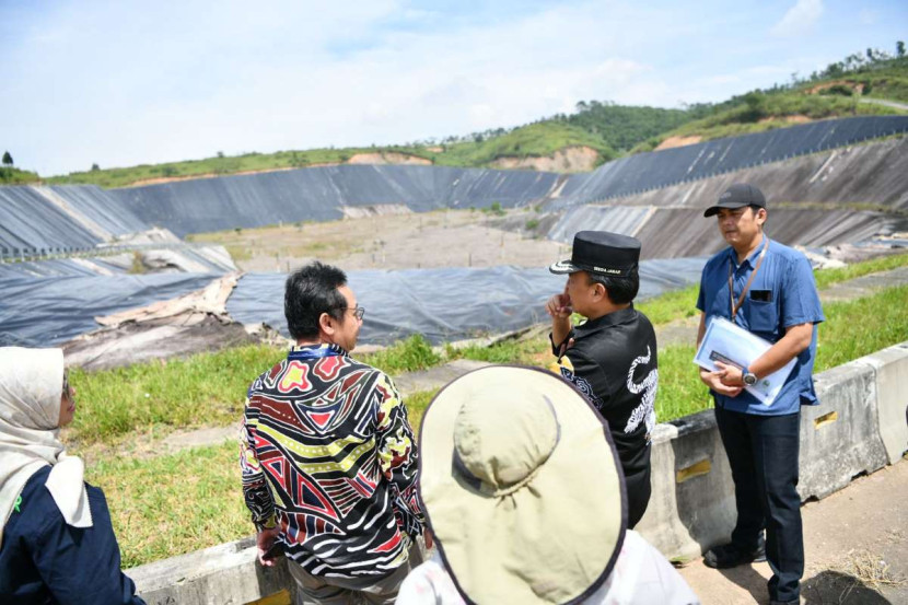 Sekretaris Daerah (Sekda) Jawa Barat, Herman Suryatman meninjau TPPAS Legok Nangka di Kecamatan Nagreg, Kabupaten Bandung. Foto: Humas jabar