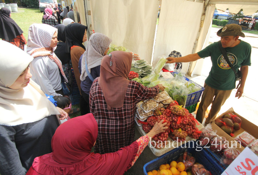 Warga membeli Sayuran di Bazar Murah, Lapangan Puter, Kota Bandung, Senin (17/2/2025). Foto: Edi Yusuf