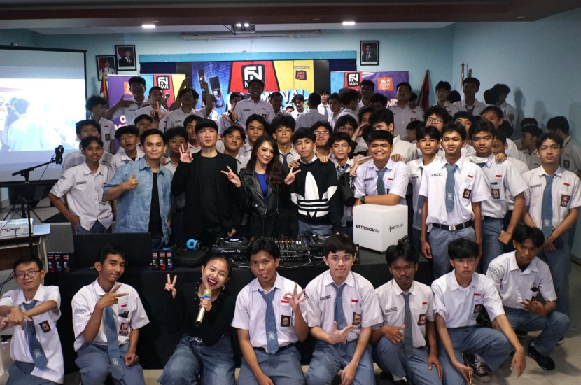 DJ Freya bersama siswa SMAN 70 Jakarta saat FN Man FNomenal School. (Foto: Dok Ruzka Indonesia/WG)