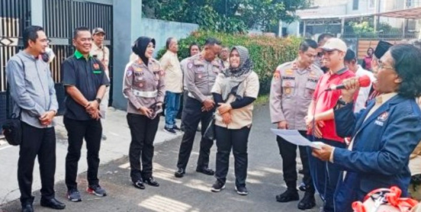 Ketua KONI Kota Depok, Herry Suprianto (kedua dari kiri) saat pembukaan Pasar Pangan Murah yang merupakan rangkaian acara HPN PWI Kota Depok, Sabtu (15/02/2025). (Foto Dok RUZKA INDONESIA)