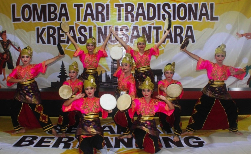 Grup Tari SMPN 2 Depok, Sampradayika juara di ajang Lomba Tari Tradisional Kreasi Nusantara. (Foto: Dok RUZKA INDONESIA)