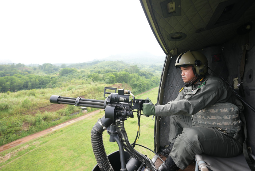 KSAD Jenderal Maruli Simanjuntak menembak dari helikopter Fennec. Sumber: Seputar Militer