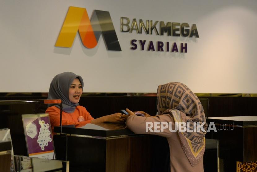 Petugas melayani nasabah di Bank Mega Syariah, Jakarta. Foto: Republika.