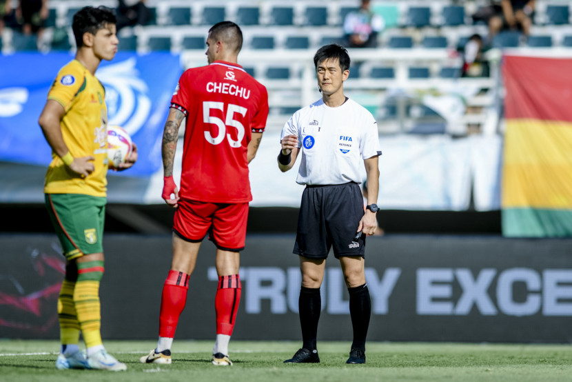 Wasit asal Korea Selatan, Ko Hyung-Jin pimpin laga Liga 1 antara Persebaya Surabaya vs Malut United di Stadion Gelora Bung Tomo, Surabaya, Jumat (17/1/2025). Foto: PSSI