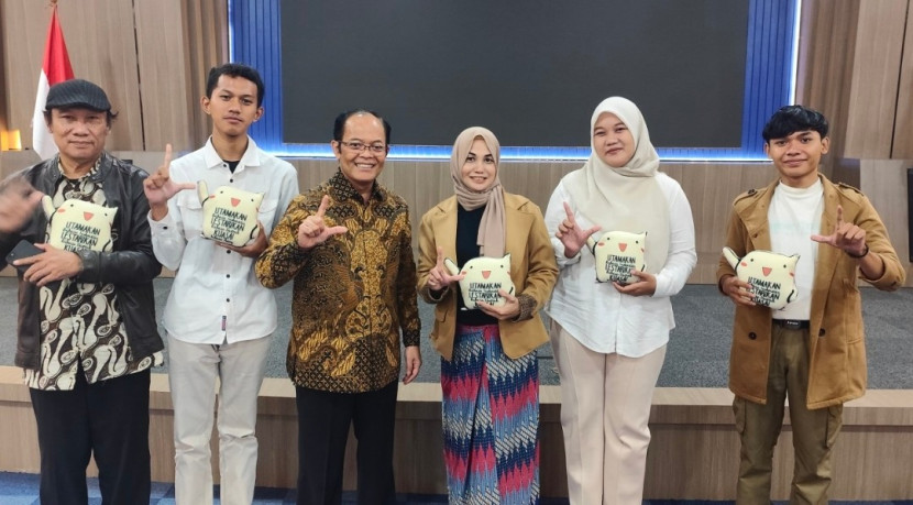 Tim JB Edukreatif Indonesia berpose bersama Kepala Badan Bahasa Hafidz Muksin. (Foto: Dok RUZKA INDONESIA)