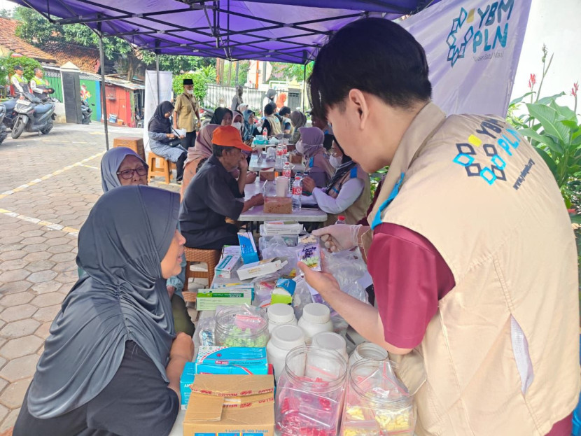 Petugas YBM melayani warga yang sedang melakukan pemeriksaan kesehatan gratis di Kantor Lurah Karet Tengsin, Jakarta Pusat (17/2/2025). (Foto: Dok Rizka Indonesia/PLN) 