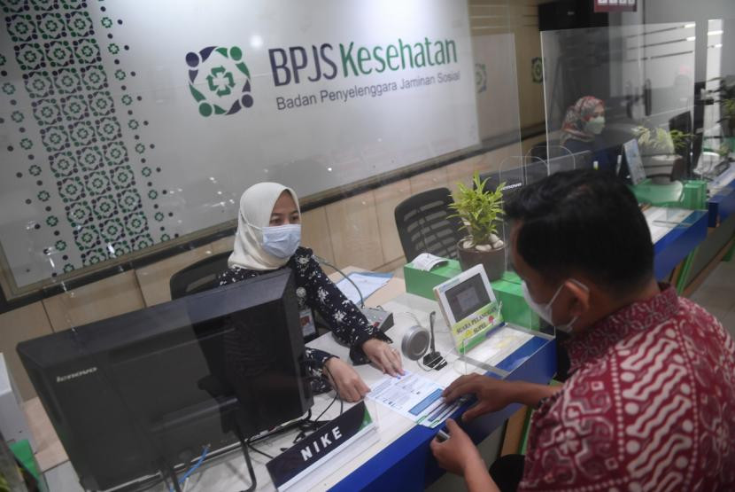 Petugas melayani warga di loket BPJS Kesehatan Jakarta Pusat.