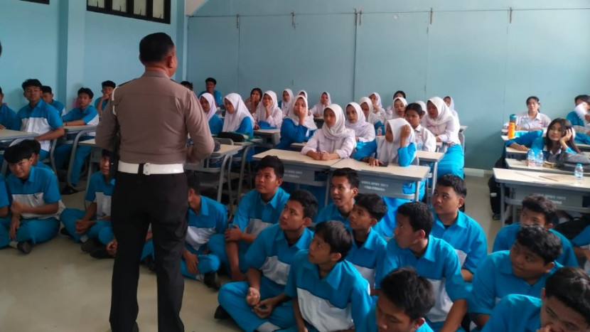 Ipda Yoyok S saat sosialisasi operasi Keselamatan Jaya 2025 ke para siswa SMK Prisma Depok. (Foto: Dok RUZKA INDONESIA)