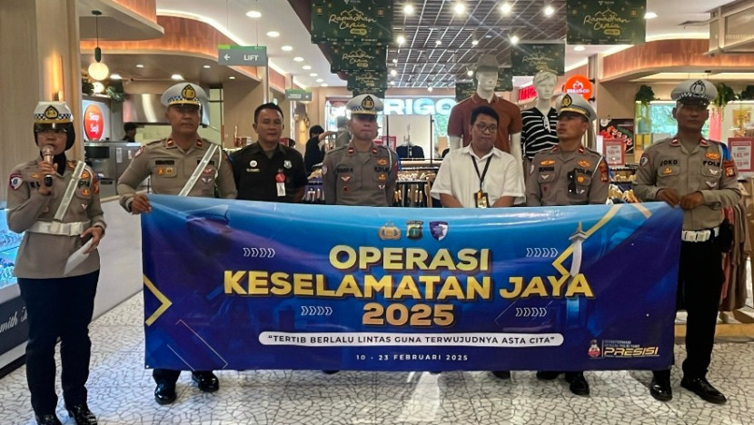 Kanit Kamsel Satlantas Polrestro Depok, AKP Elly Padiansari, S.H (paling kiri) memimpin giat sosialisasi Operasi Keselamatan Jaya 2025 di pasar swalayan dan mal. (Foto: Dok RUZKA INDONESIA)