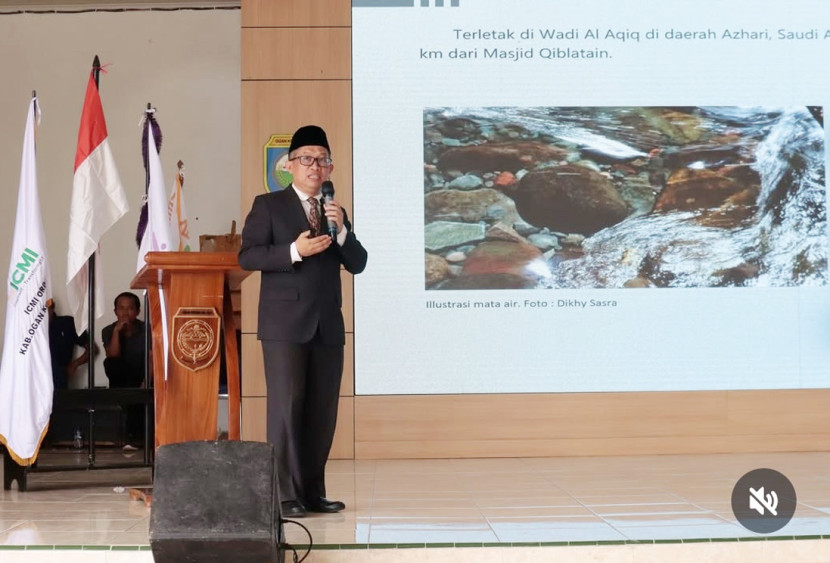 Bertho Darmo menyampaikan paparannya pada Seminar ICMI OKU. (FOTO: IG@berthodpa)