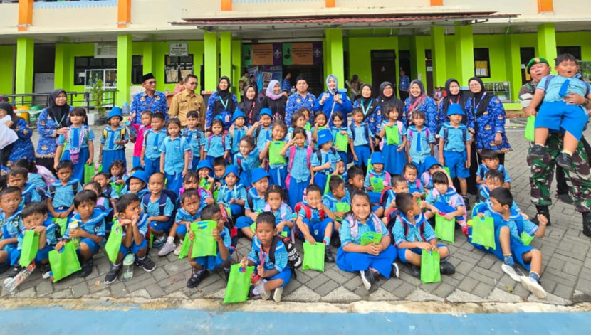 Fahira Idris di sela kunjungan kerja dan serap aspirasi warga di Madrasah Ibtidaiyah Negeri (MIN) 17 Kepulauan Seribu Kelas Jauh di Pulau Kelapa, Kepulauan Seribu, Selasa (18/02/2025). (Foto: Dok RUZKA INDONESIA)