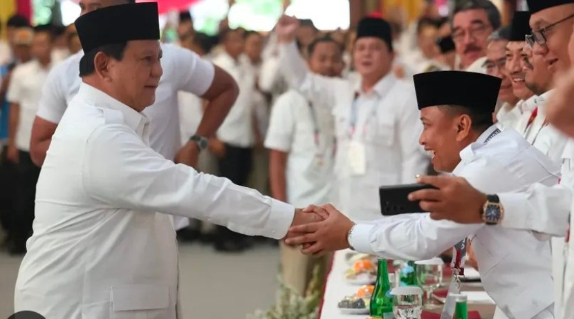 Presiden Prabowo Subianto saat menyalami dan mengucapkan selamat kepada Wali Kota Depok 2025-2030, Supian Suri saat acara Gerindra di Hambalang, Jabar beberapa waktu lalu. (Foto: Dok RUZKA INDONESIA)