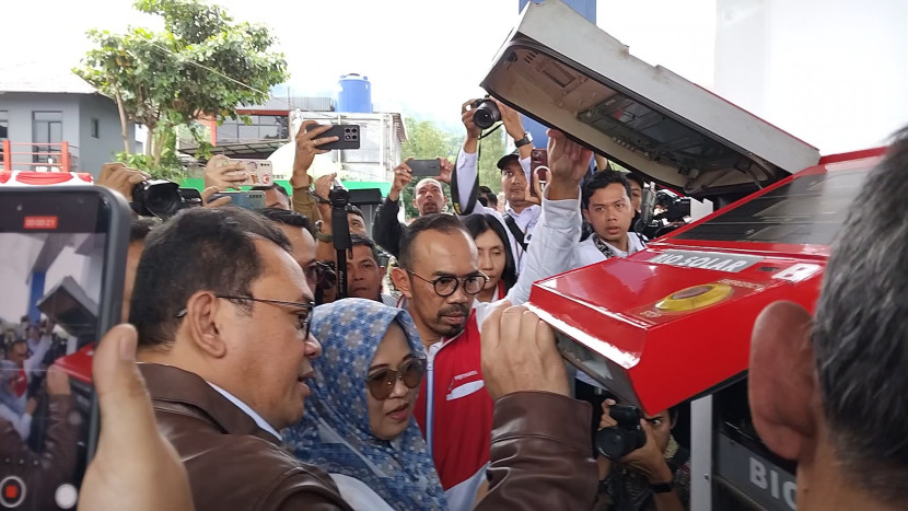 Menteri Perdagangan Budi Santoso dan Direktur Utama Pertamina Patra Niaga Riva Siahaan melihat dispenser SPBU 34.431.11 Kelurahan Baros, Kecamatan Baros, Sukabumi, Rabu (19/2/2025).