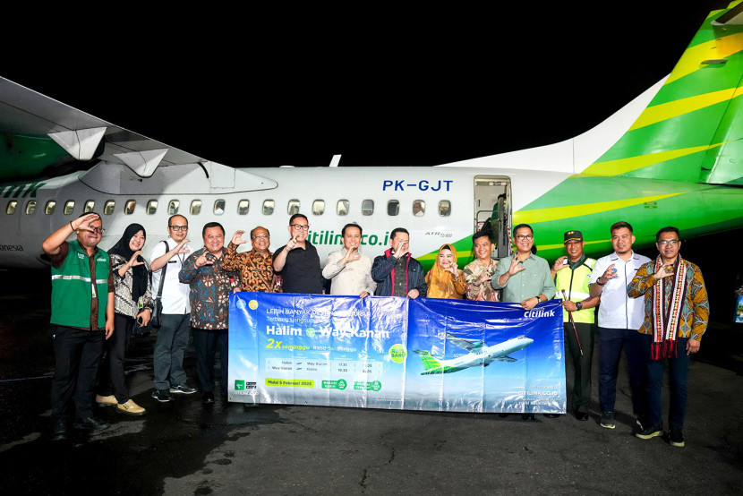 Agus Fatoni bersama Pj Gubernur Sumsel Elen Setiadi pada peresmian Bandara Gatot Soebroto untuk penerbangan sipil domestik sekaligus penerbangan perdana menuju Bandara Halim PK, Jakarta. (FOTO: InfoSumut.id)