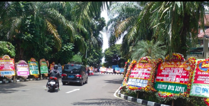 Sambut kedatangan Wali Kota-Wakil Wali Kota Depok periode 2025-2030, Supian Suri-Chandra Rahmansyah, ratusan karangan bunga memenuhi Balai Kota Depok, Kamis (20/02/2025). (Foto: Emen/RUZKA INDONESIA)