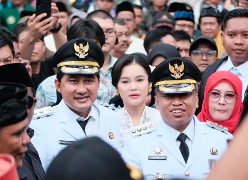 Wali Kota-Wakil Wali Kota Depok, Supian Suri-Chandra Rahmansyah saat tiba di Balai Kota Depok disambut ribuan massa. (Foto: Dok Diskominfo Kota Depok)