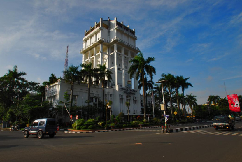 Salah satu cagar budaya yang masih terpelihara Gedung Ledeng yang kini menjadi kantor Wali Kota Palembang. (FOTO: Palembang.go,id)